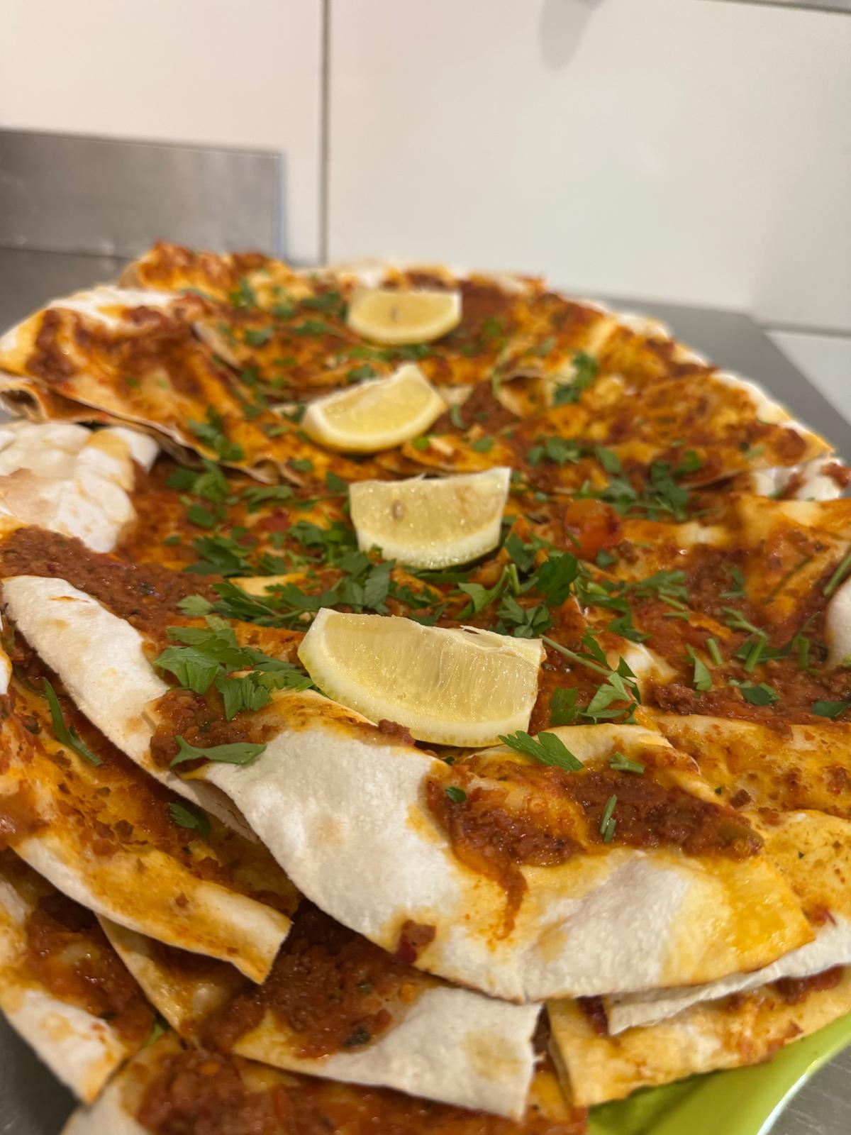 Lahmacun mit Zitrone und Kräutern